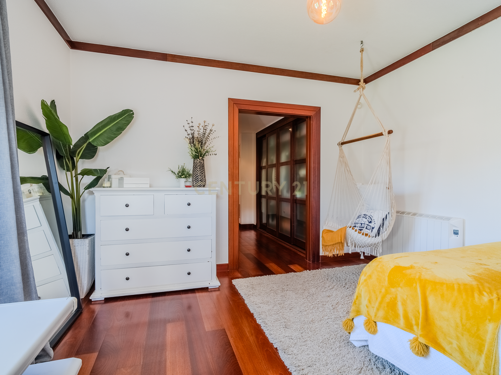 Luxuosa Moradia Isolada com jardim Privado na Venda do Pinheiro - Image 20